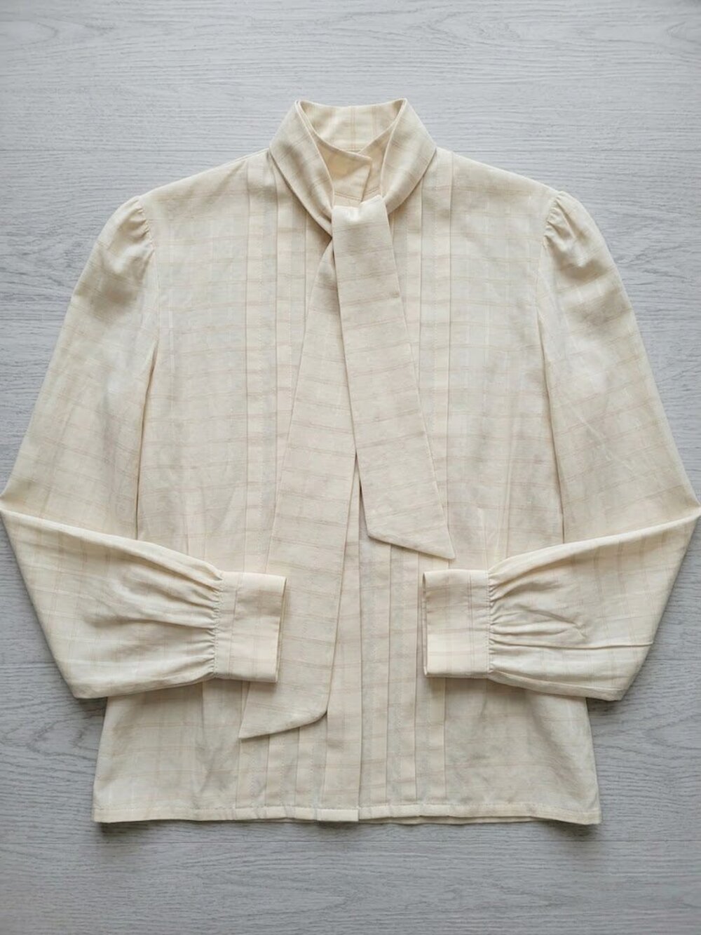 VTG 80s Cricketeer Cream Beige Textured Button Back Blouse 10 Fits Small